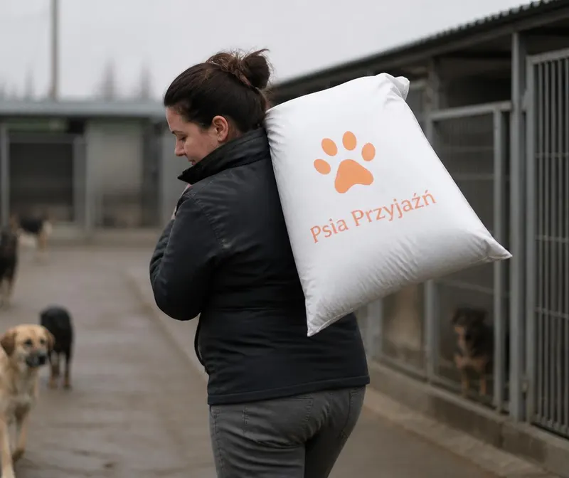 Karma Psiej Przyjaźni dostarczana do schroniska
